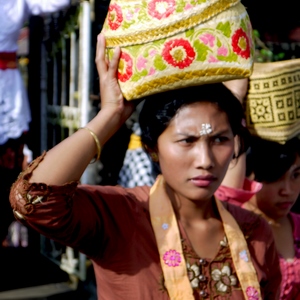 Femme portant un panier sur la tête lors d'une cérémonie à Bali - Bali  - collection de photos clin d'oeil, catégorie portraits